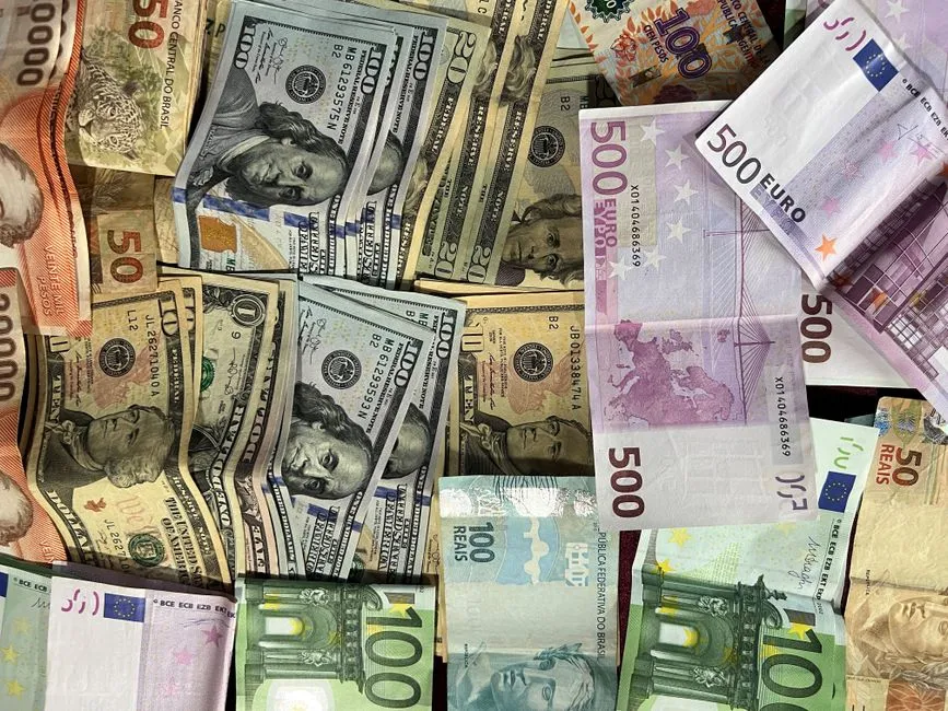 Assortiment de billets de banque internationaux présentant différentes devises. Idéal pour les thèmes liés à la finance.