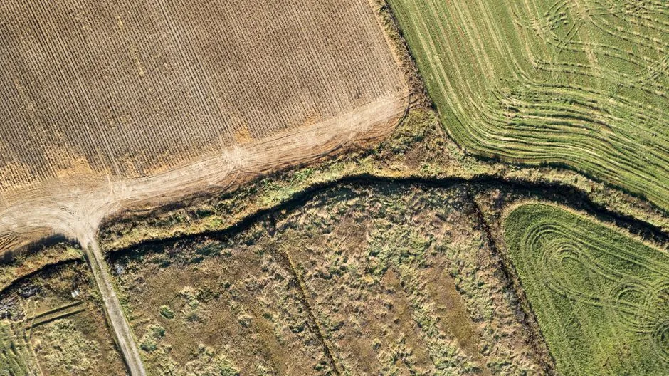 Une photographie aérienne présentant divers champs agricoles au Québec, mettant en valeur les modes de culture et les paysages naturels.
