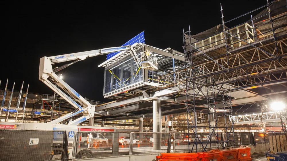 Avancement des travaux sur le nouveau pont piétonnier de l'aéroport de Melbourne