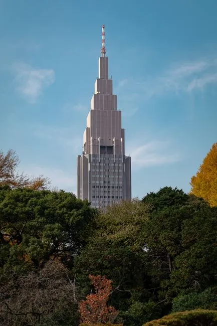 Vue du bâtiment NTT Docomo Yoyogi à Shinjuku, enveloppé par les couleurs flamboyantes de l'automne.
