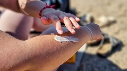 Anses exige une réduction drastique  de l'octocrylène dans les produits cosmétiques