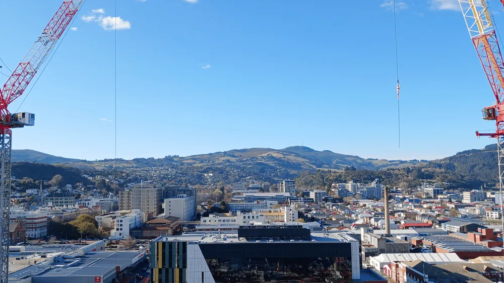 Construcción del hospital de Dunedin: Tres grúas transforman el paisaje