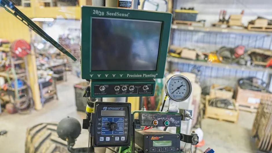 Gros plan du dispositif de plantation de précision SeedSense dans un atelier agricole, mettant en avant la technologie moderne de l'agriculture.