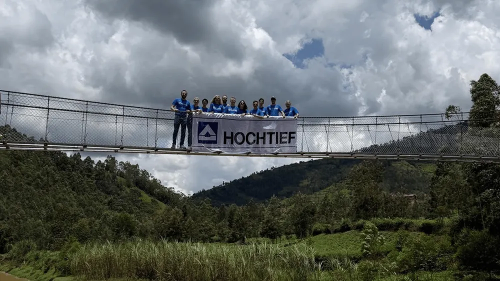Conectando Comunidades: Un Puente para el Futuro en Ruanda