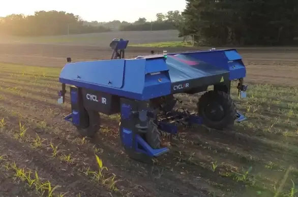 Una startup francesa lanza un robot desmalezador autónomo para reemplazar herbicidas en grandes cultivos