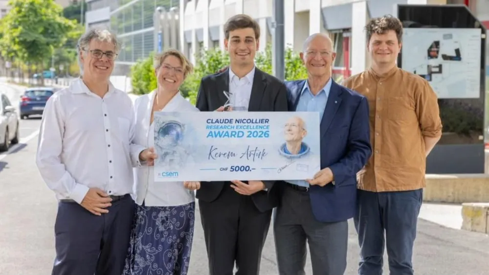 Kerem Artuk, exinvestigador en PVLAB y ahora ingeniero de I+D en energía sostenible en CSEM, recibió el primer Premio de Excelencia en Investigación Claude Nicollier por su contribución al desarrollo de una célula solar de triple unión perovskita-silicona que estableció un récord de rendimiento.