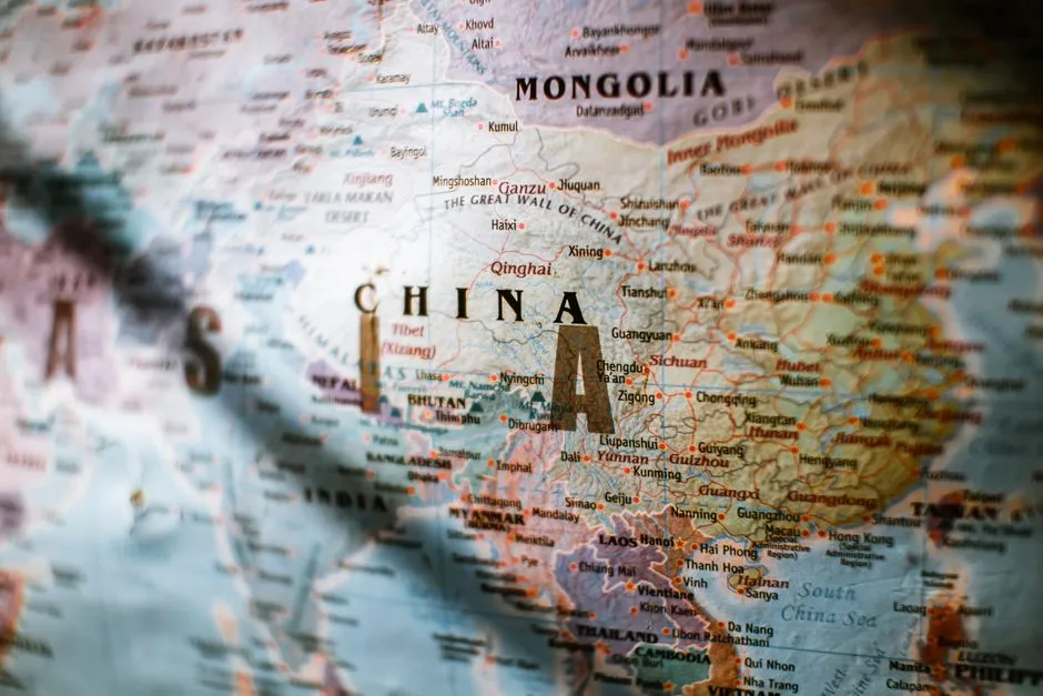 Carte détaillée mettant en évidence la Chine et les pays asiatiques environnants en flou.