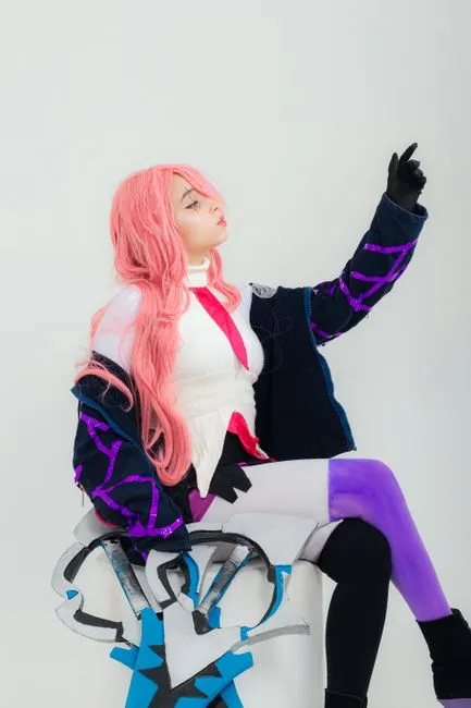 Portrait de cosplay inspiré de l'anime, capturé en studio avec des couleurs vives.