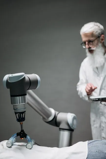 Un scientifique supervise un équipement chirurgical robotique lors d'une opération, mettant en avant l'avancement technologique.