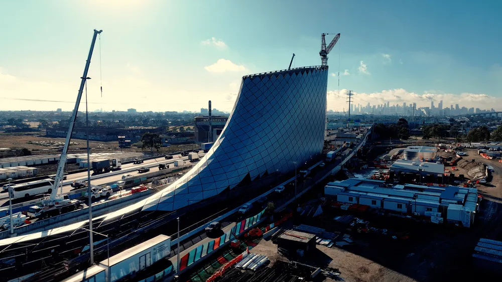 West Gate: Hito importante con la instalación del diagrid!