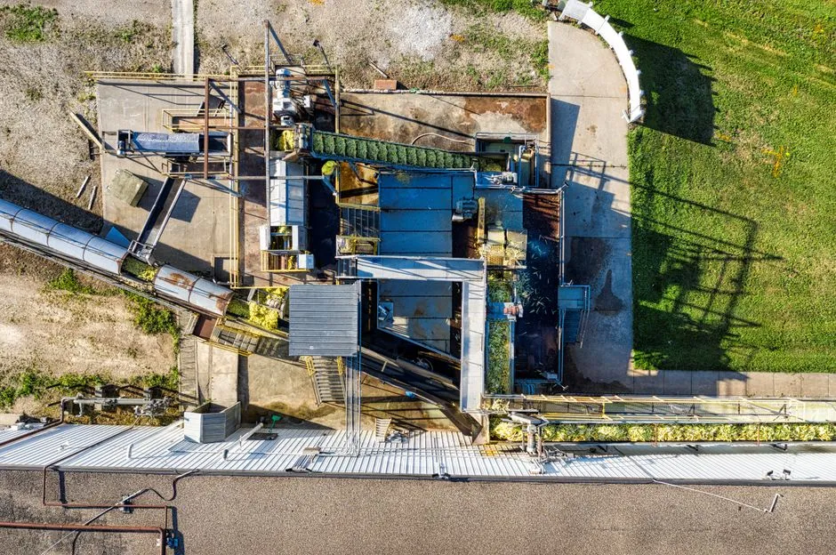 Vue par drone d'une usine industrielle à Plainview, MN montrant des machines et des convoyeurs.