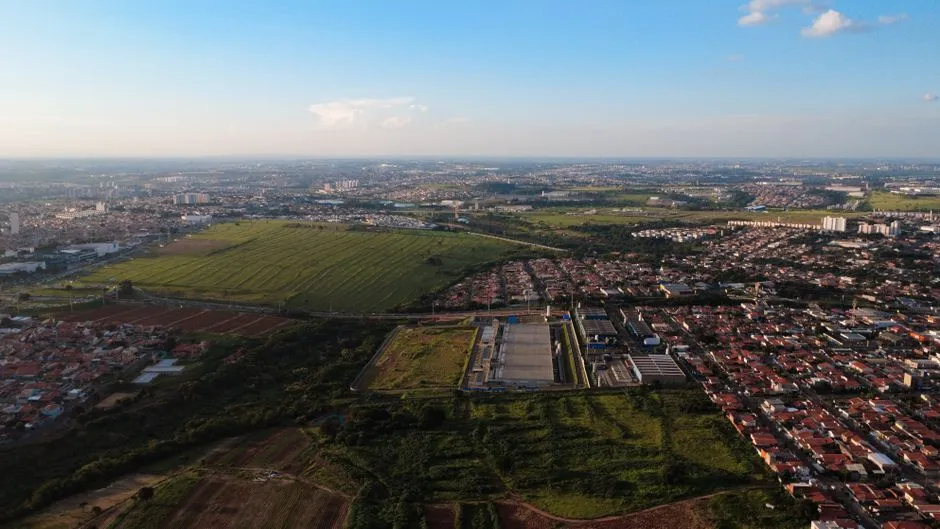 Vue aérienne du vaste paysage urbain et rural d'Hortolândia, São Paulo, Brésil.