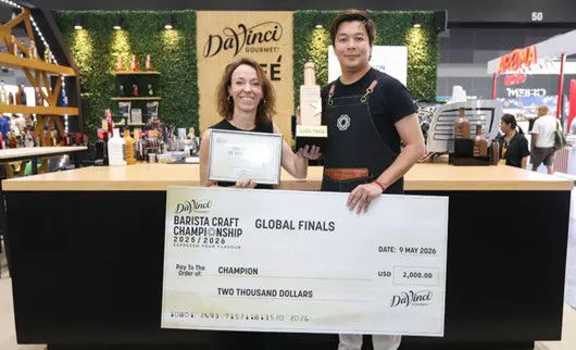 Hasting Ng de Hong Kong Sacré Champion Mondial au DaVinci Gourmet Barista Craft Championship 2025–26