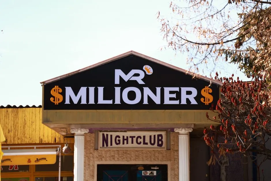 Vue extérieure de la boîte de nuit Mr Milioner avec son enseigne en Bulgarie, en journée.