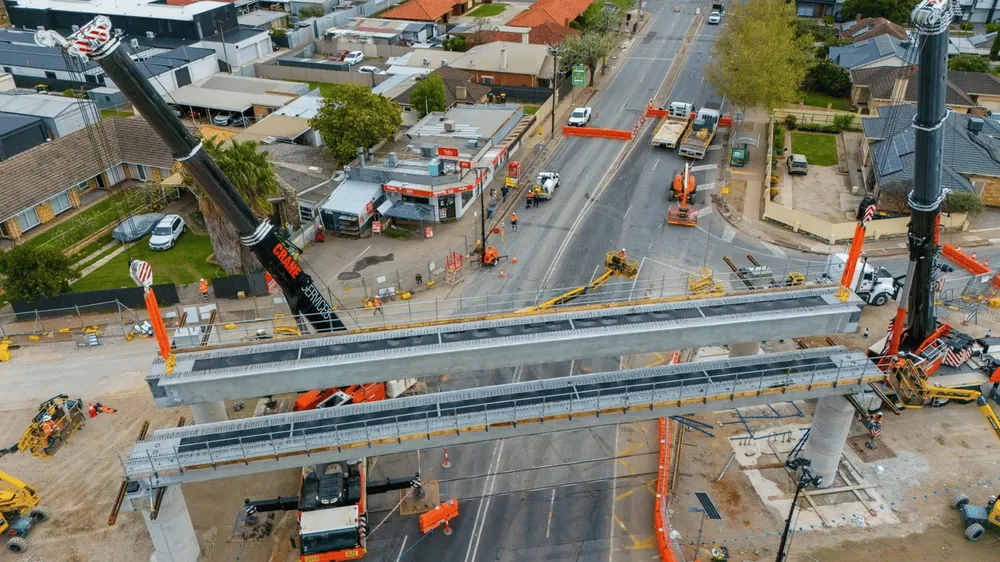Progreso Decisivo: Vigas Gigantes para el Paso Elevado del Tranvía